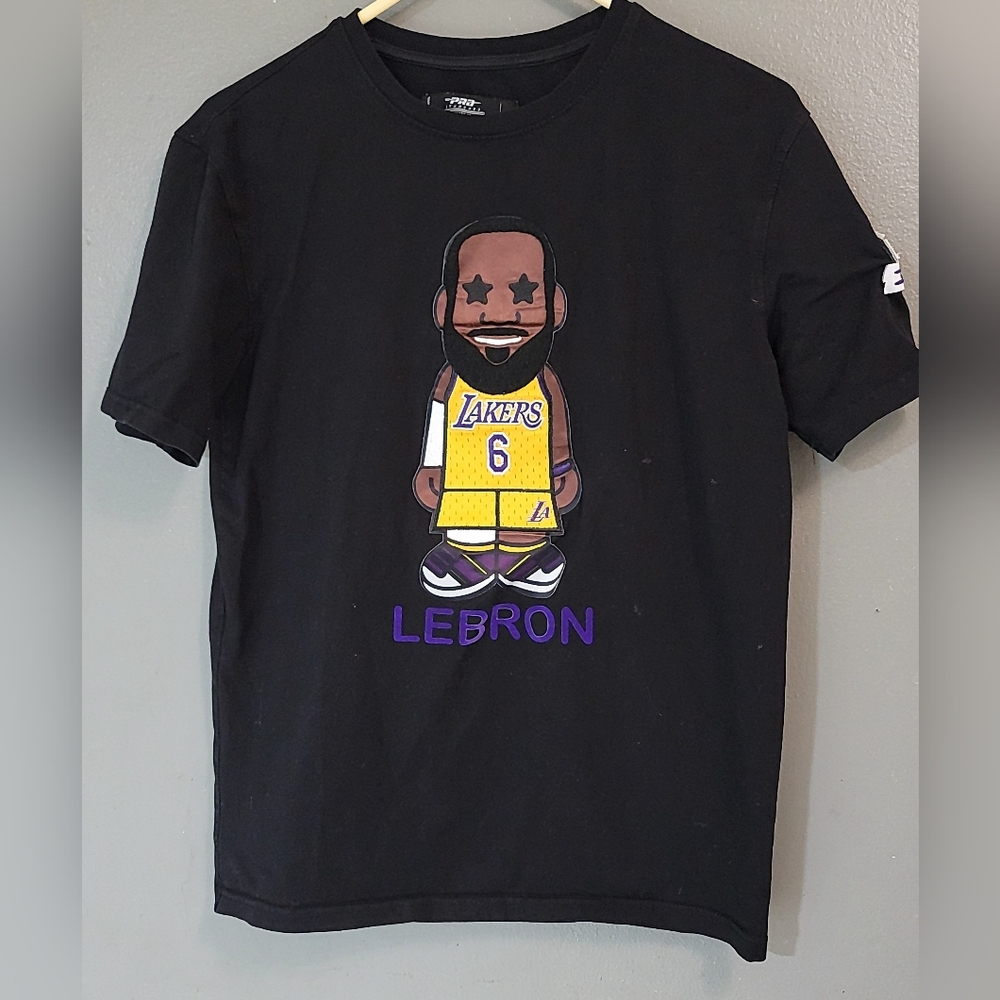 Pro Standard Men's Los Angeles Lakers LeBron Cartoon T-Shirt Black‎ Size S